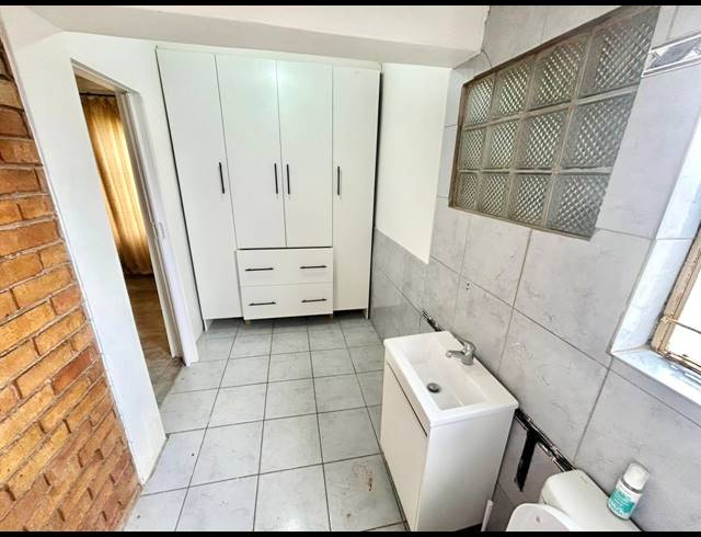 5 BEDROOM HOUSE FOR SALE IN FLORA PARK